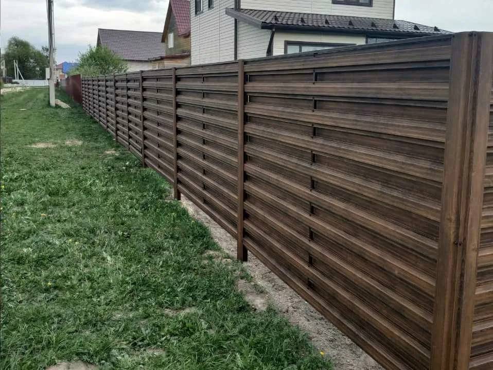 Купить Горизонтальный евроштакетник под дерево забор в Москве по цене от 1998 руб. Горизонтальный евроштакетник под дерево забор купить Москва